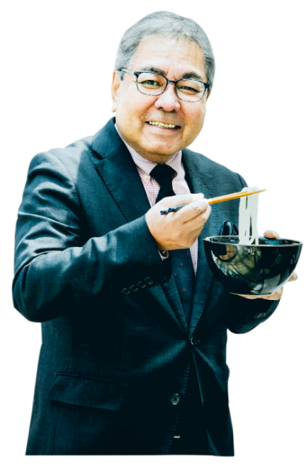 古川　康造副学長　うどんを食べている写真