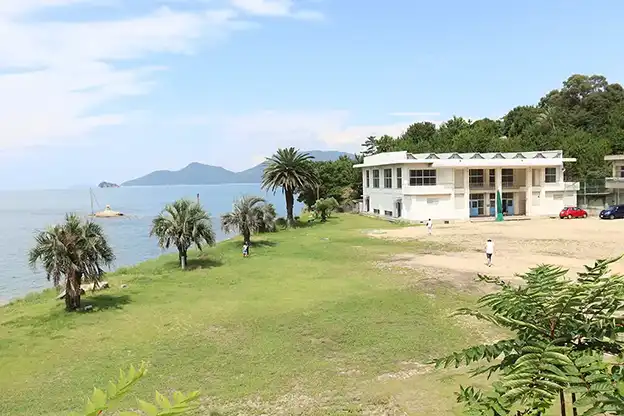 運動場に砂浜が！？ 映画・ドラマのロケ地となった小学校跡地