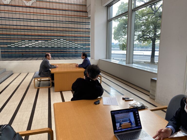 あなぶきハウジングサービスの情報誌「plus alpha」の取材で理事長×学長の対談を行いました