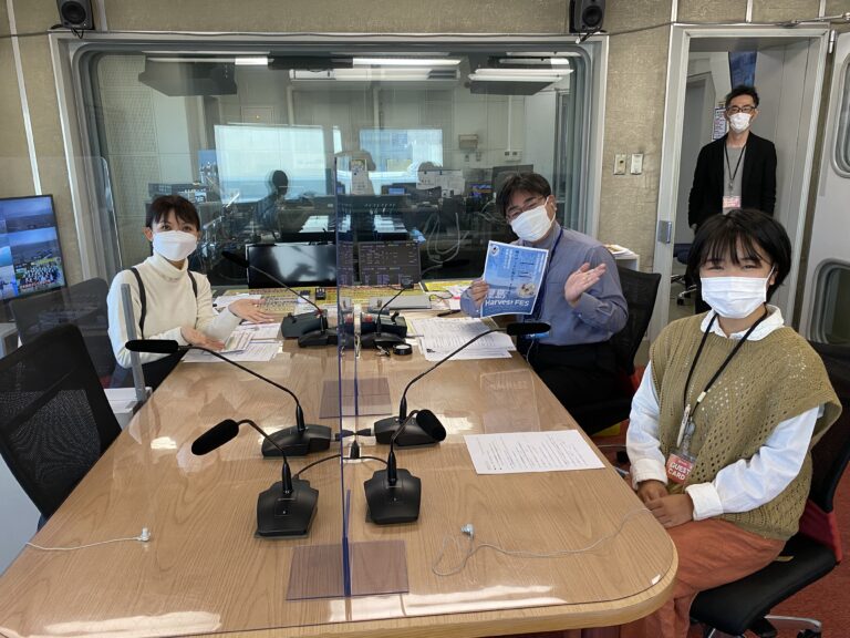 学生が「Art Afternoon Tea Salon」の告知で西日本放送（RNC）ラジオに出演しました