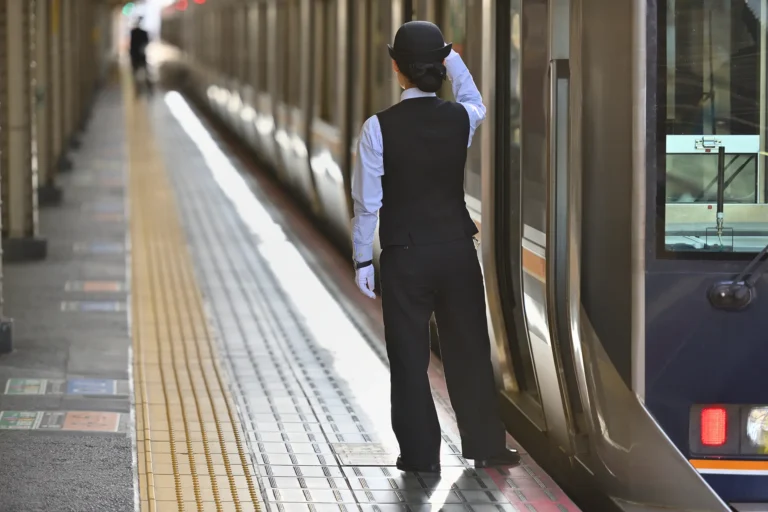 【鉄道好き女子必見】女性車掌になるには？仕事内容から給料、結婚後の働き方まで不安解消ガイド