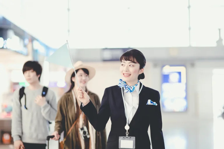 【高校生向け】ツアーコンダクターになるには？必須資格から仕事内容、失敗しない進路選びまで徹底解説