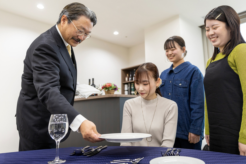 実務経験を活かした指導で、ホテリエとしての視点と考え方を養う授業を展開。学外施設での学びも多数計画中