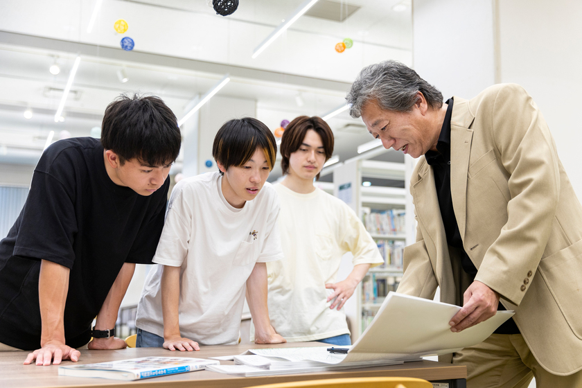 学生と教授、双方の意見が飛び交う活気ある授業。視聴覚教材を豊富に用いた感覚的なわかりやすさが特長です