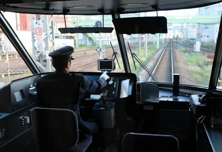 電車運転士になるには？夢を叶えるための資格取得ロードマップと失敗しない進路選び完全ガイド