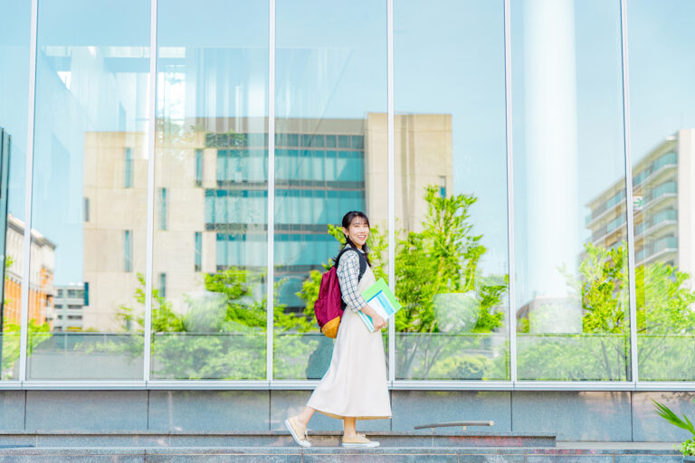 【進路に悩む高校生へ】大学と専門学校の違いを徹底比較！どっちを選ぶ？メリット・デメリットから学費、将来性まで解説