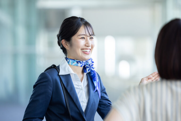 【高校生必見】キャビンアテンダントになるには？大学・専門学校の選び方から採用試験対策まで徹底解説