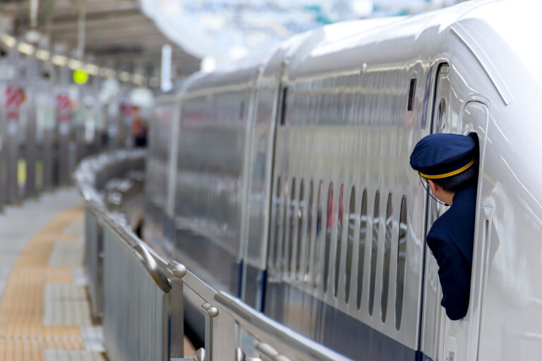 新幹線の車掌になるには？給料・仕事内容と最適な進路選びをJR就職実績のある専門家が解説