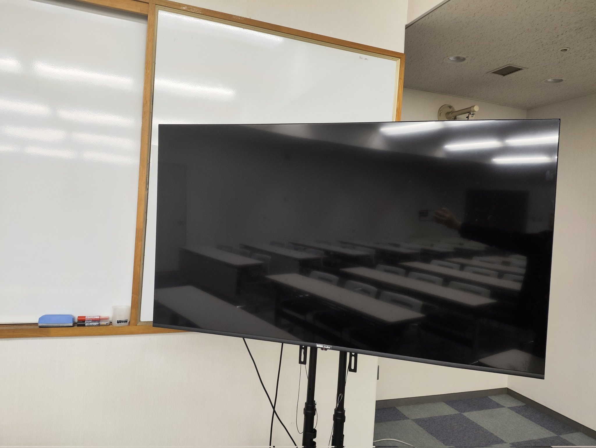 【貸出備品追加のお知らせ】一部教室に大型液晶モニター導入しました