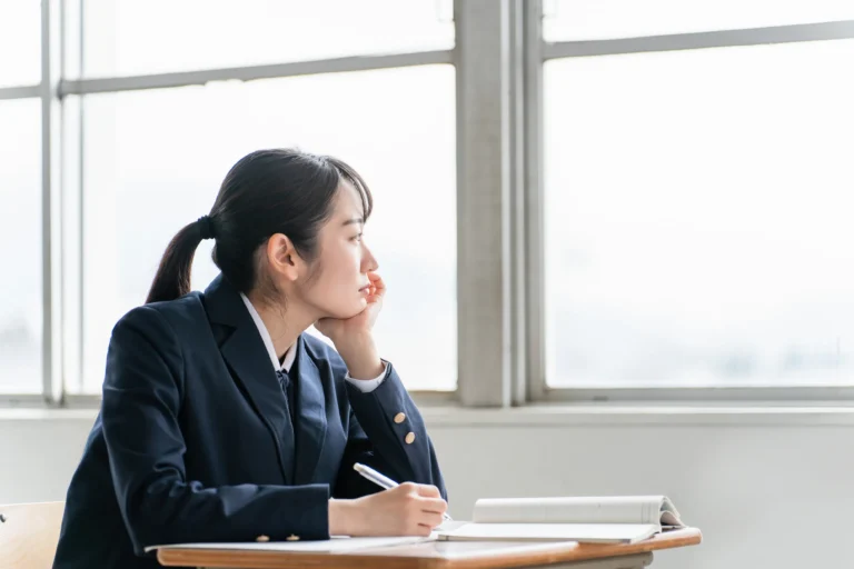 【将来が不安な高校生へ】高校卒業後の進路の決め方｜大学・専門学校を比較し後悔しない選択を