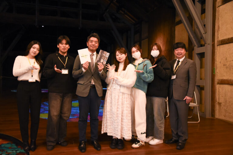 【ゼミ活動】学生の視点で地域の魅力を発信！石床ゼミが東かがわ市へ2種類のパンフレットを贈呈