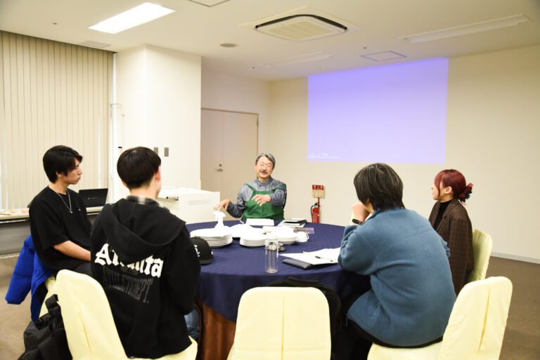 【ゼミ潜入】ケチャップの味で「ターゲット」がわかる！？食と観光をプロデュースする島田ゼミの初回演習に密着！