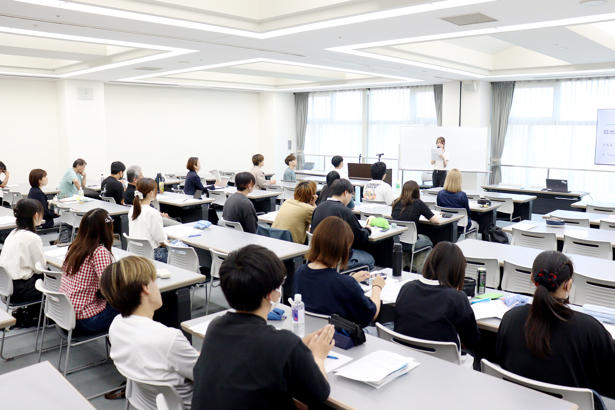 コミュニケーションやビジネスマナーを学ぶ1年生の授業