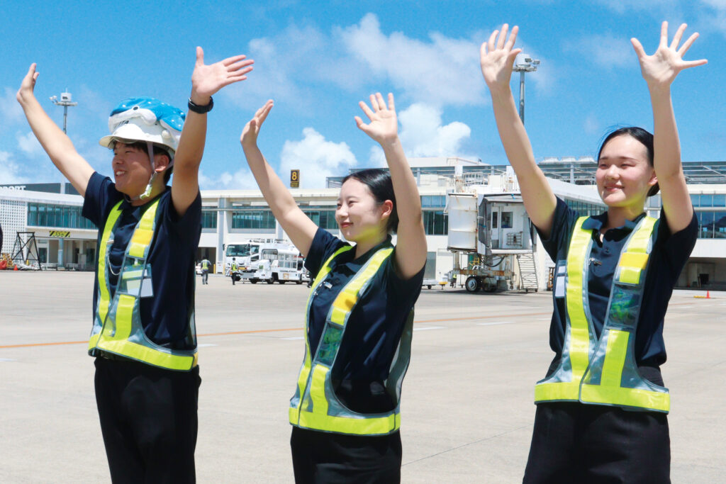 空港で実習中の手を振る学生